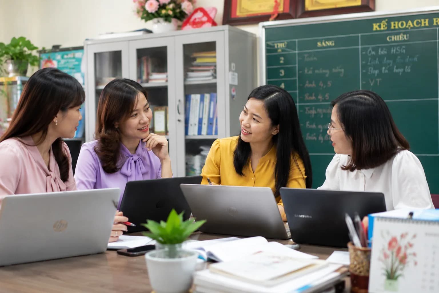 Học sinh và giáo viên sử dụng nền tảng giáo dục số